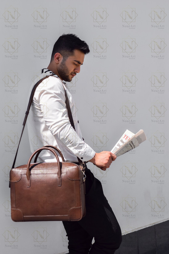 نمای دیگر محصول کیف لپتاپ چرم طبیعی مدل اَفرا - چرم نورآرت